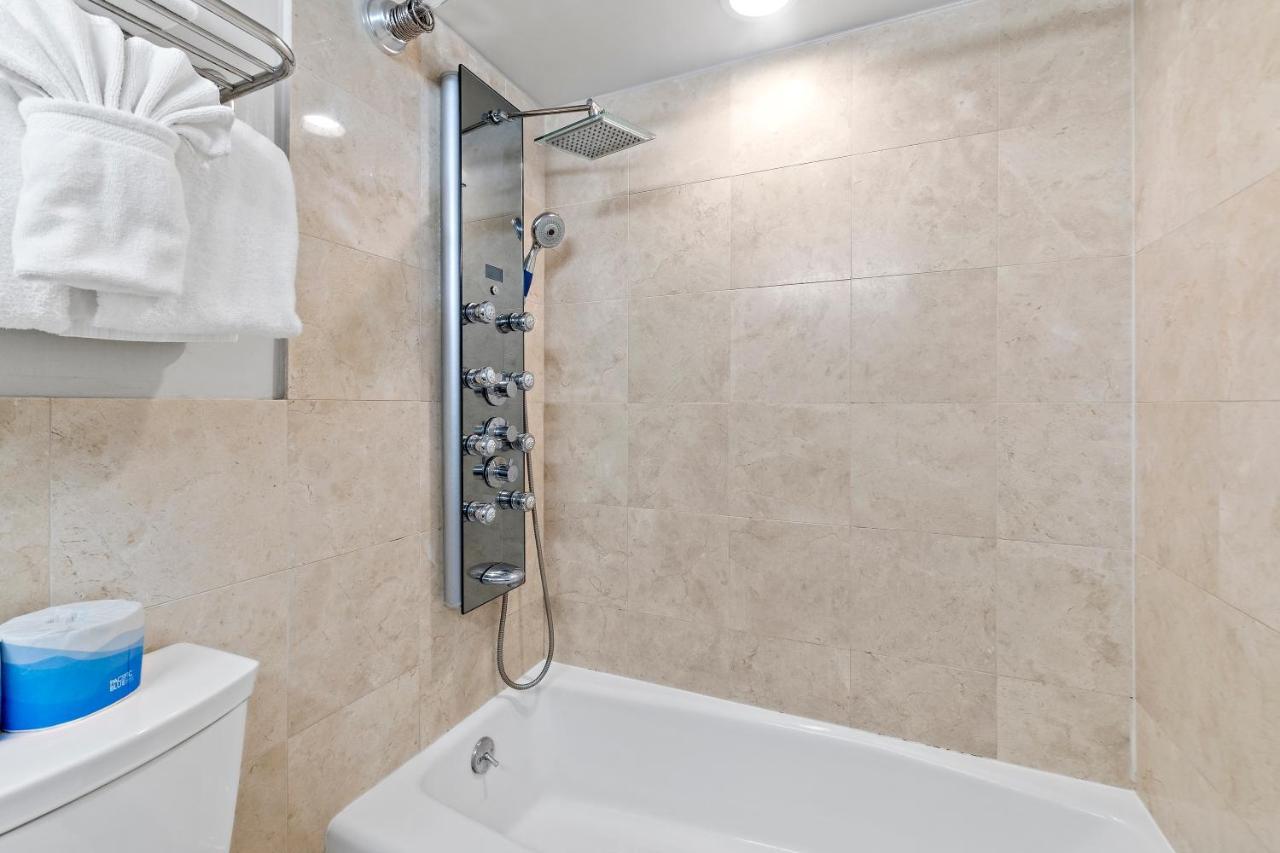 Renovated With City View At Aqua Palms Waikiki โฮโนลูลู ภายนอก รูปภาพ
