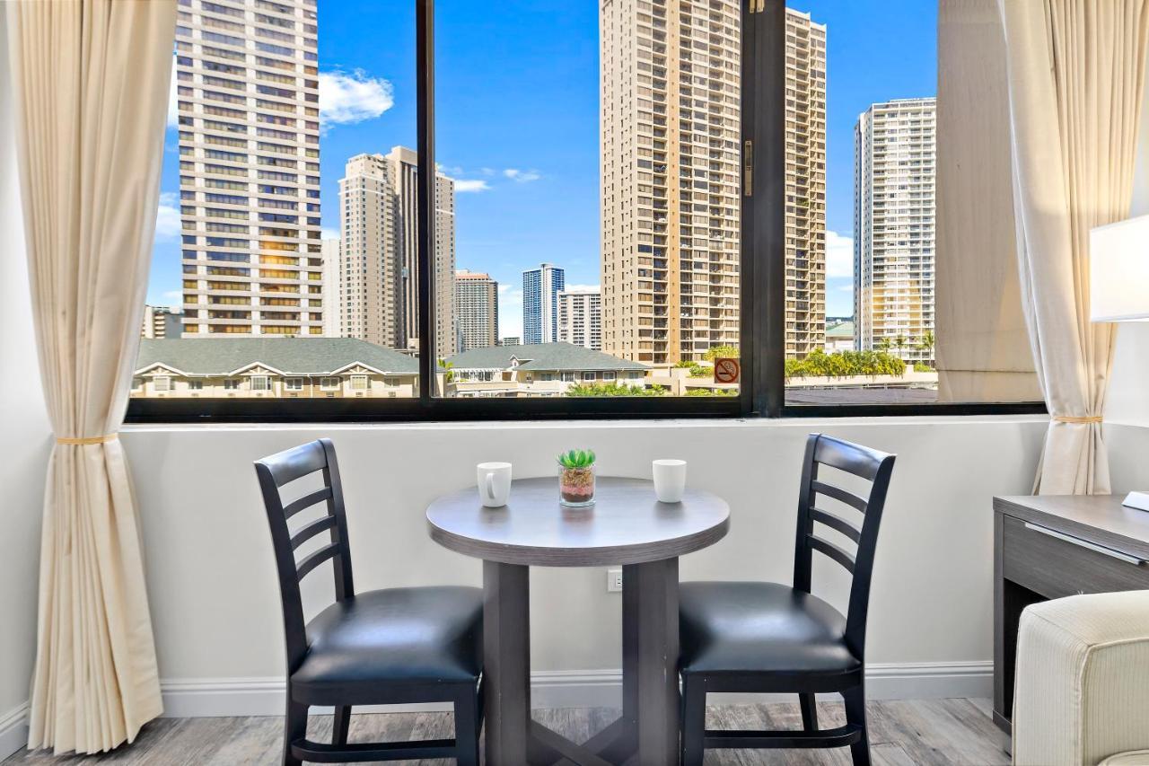 Renovated With City View At Aqua Palms Waikiki โฮโนลูลู ภายนอก รูปภาพ