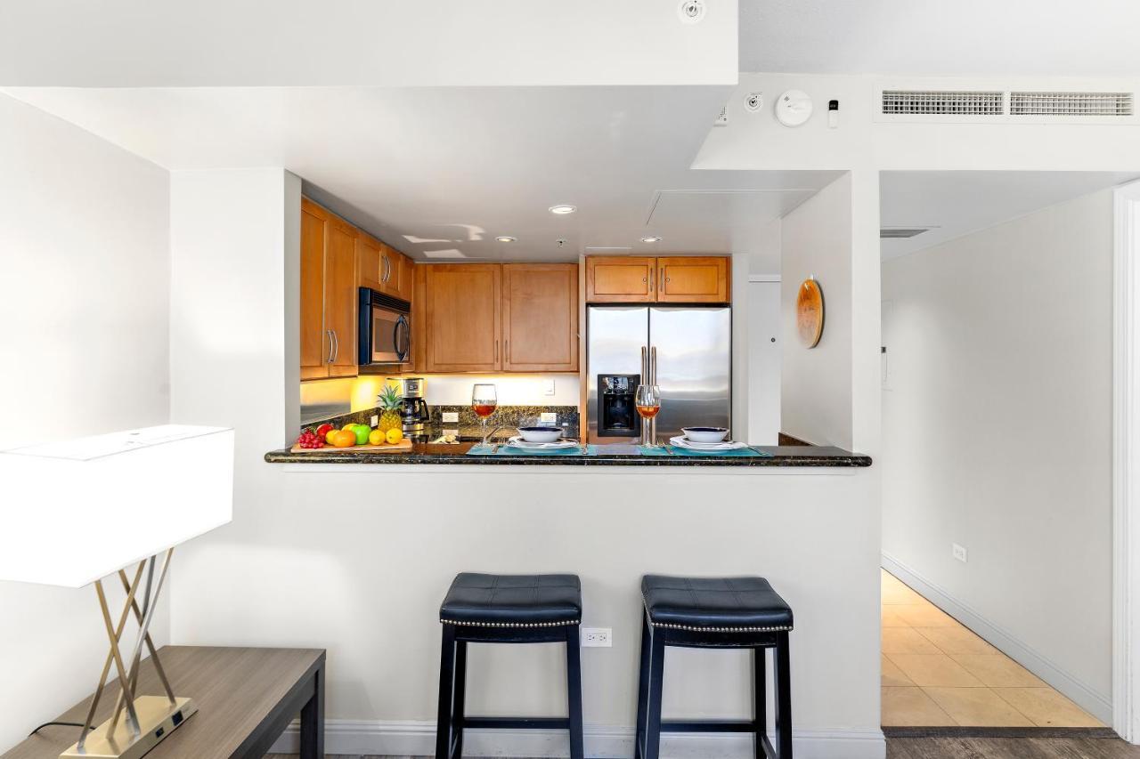 Renovated With City View At Aqua Palms Waikiki โฮโนลูลู ภายนอก รูปภาพ